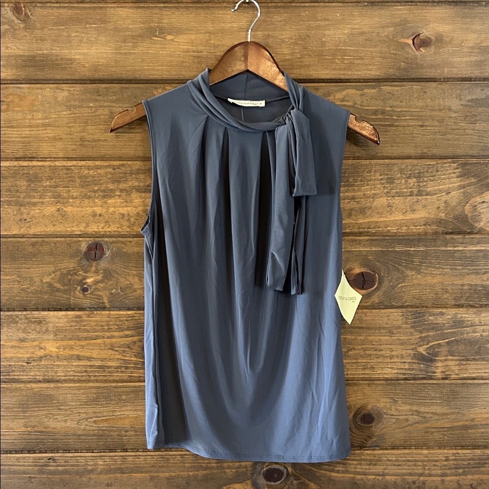 Chic Sleeveless Gray Blouse